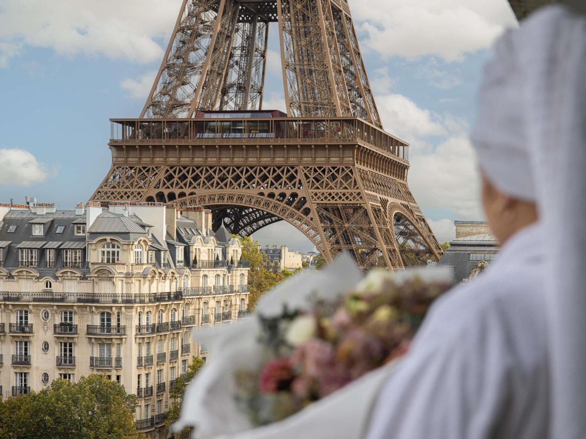 Chambre Lits Jumeaux Deluxe avec Canapé et Balcon - Étage Supérieur - Vue sur Tour Eiffel